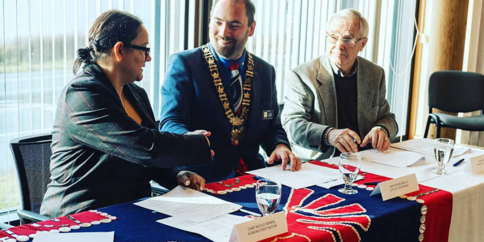 Chief Nicole Rempell shakes hands with Mayor of Courtenay Bob Wells.